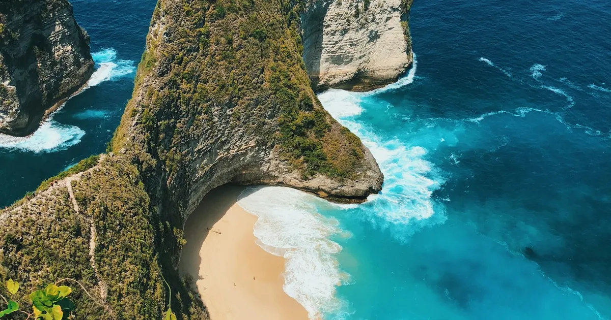 De kliffen en het strand van Kelingking Beach op Nusa Penida bij Bali