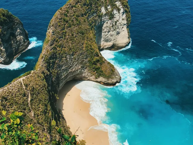 De kliffen en het strand van Kelingking Beach op Nusa Penida bij Bali