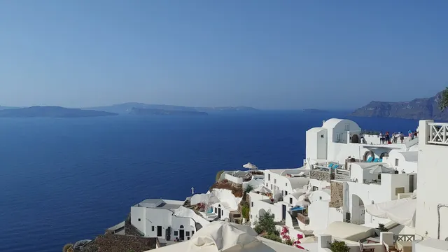 Witte huizen van Oia op Santorini met uitzicht over de caldera