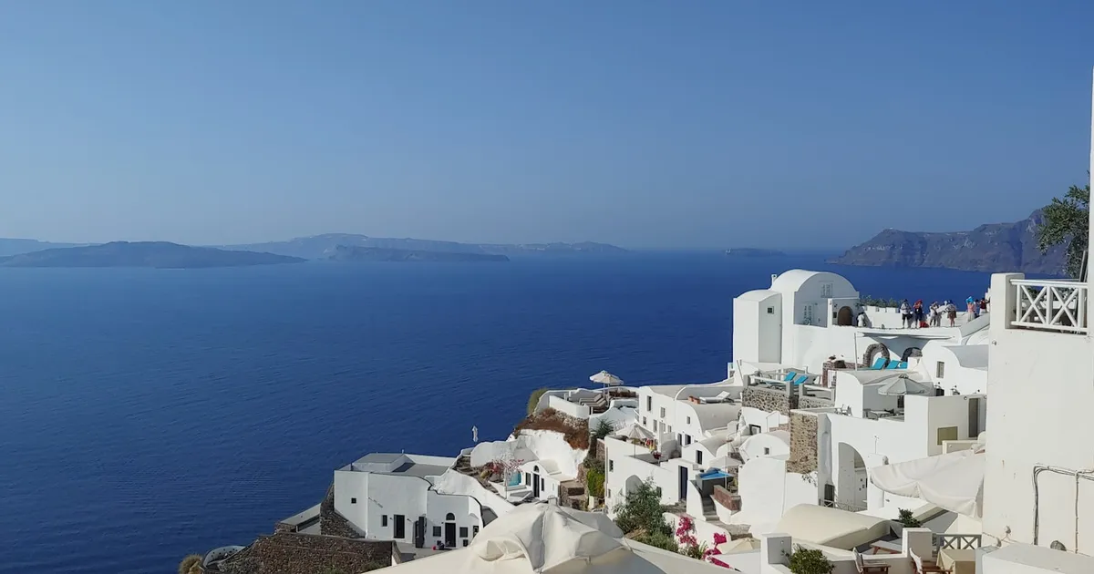 Witte huizen van Oia op Santorini met uitzicht over de caldera