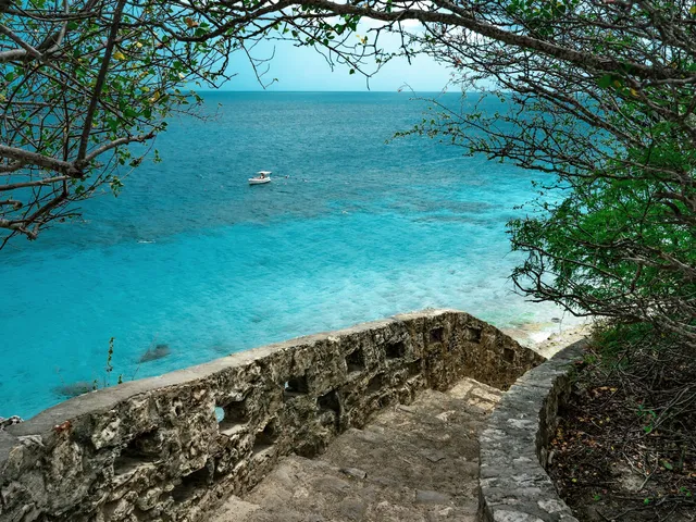 Stenen trap naar de turquoise zee bij duikplek 1000 Steps op Bonaire
