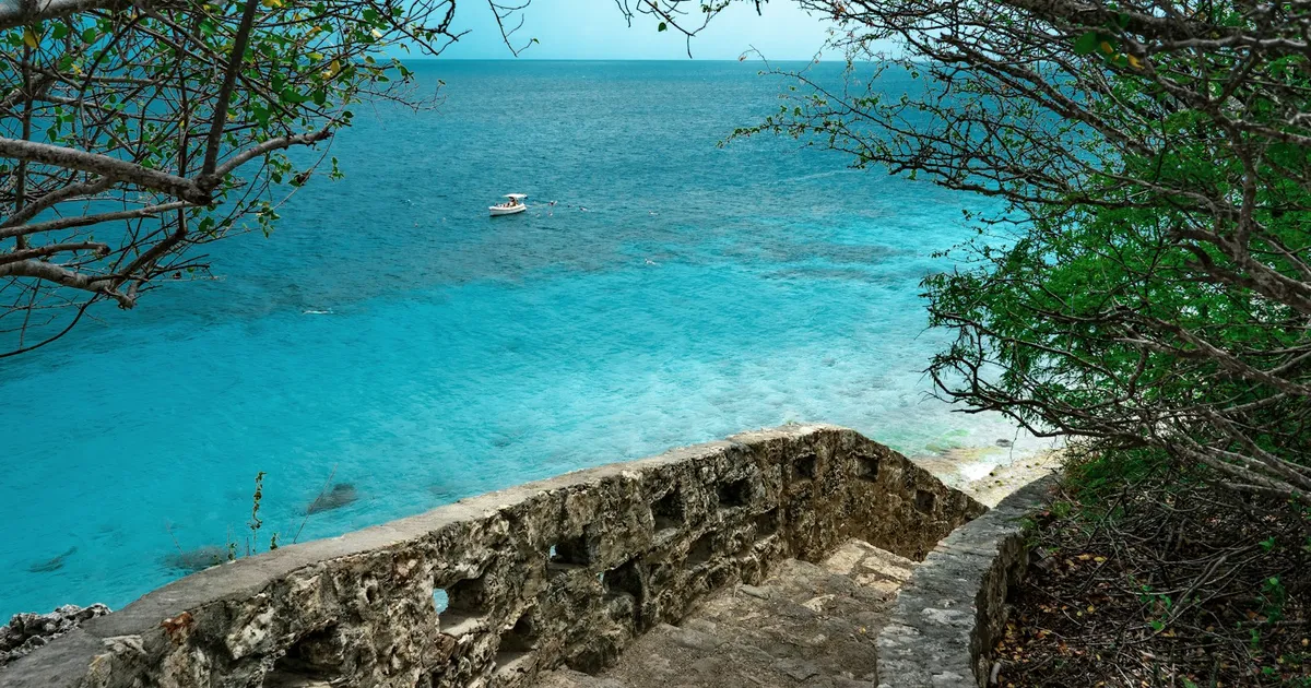Stenen trap naar de turquoise zee bij duikplek 1000 Steps op Bonaire