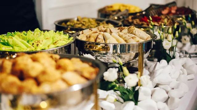 Uitgebreid buffet met verse gerechten in zilveren schalen