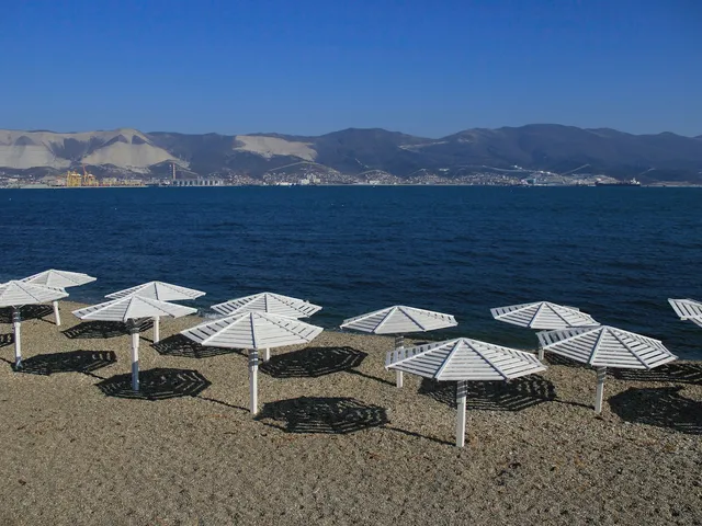 Witte houten parasols op een strand aan de Zwarte Zee