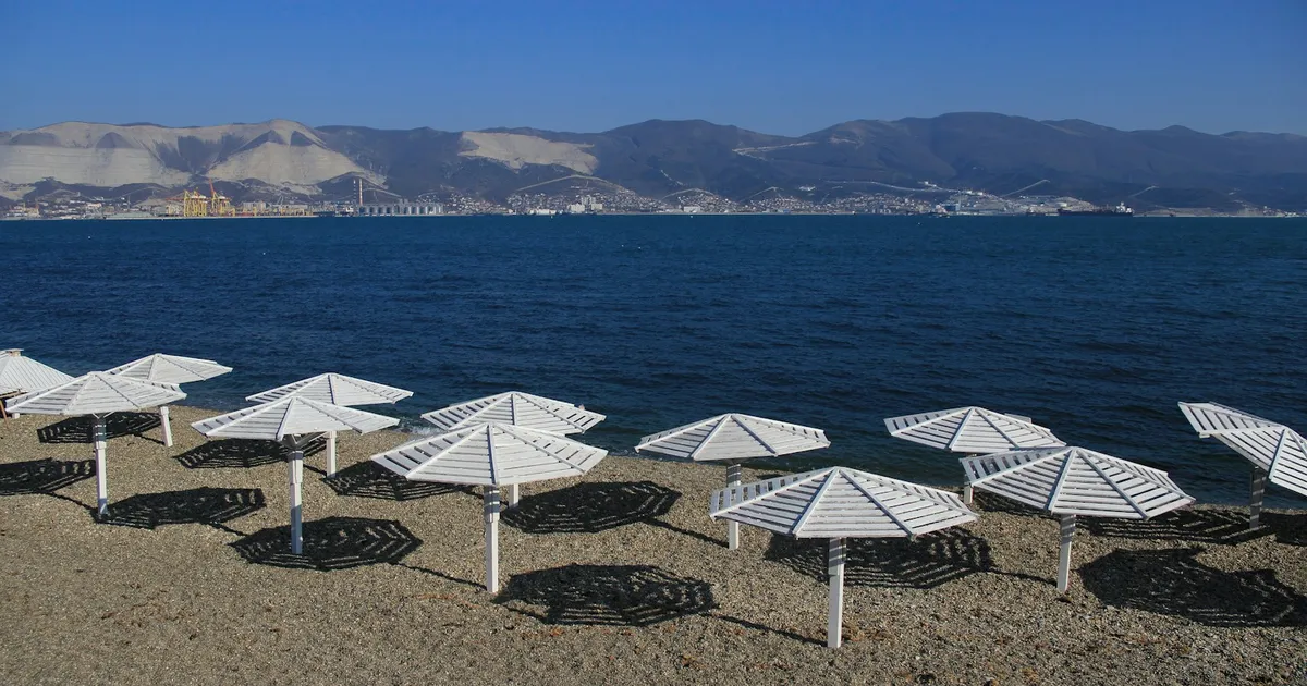 Witte houten parasols op een strand aan de Zwarte Zee