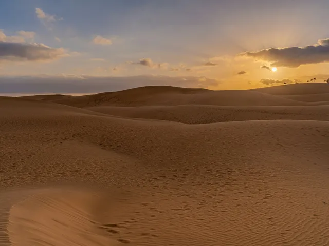 De zandduinen van Maspalomas op Gran Canaria bij zonsondergang