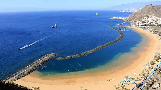 Het gouden strand Las Teresitas op Tenerife met bergen op de achtergrond