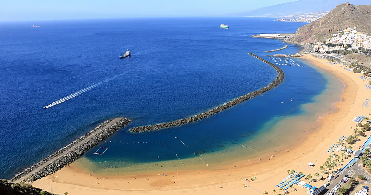 Het gouden strand Las Teresitas op Tenerife met bergen op de achtergrond