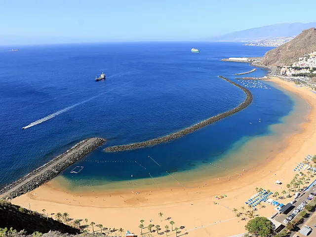 Het gouden strand Las Teresitas op Tenerife met bergen op de achtergrond