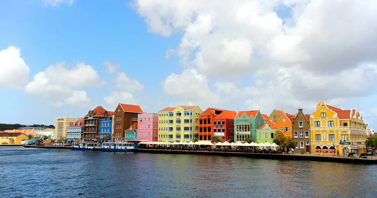 De kleurrijke gevels van de Handelskade in Willemstad, Curaçao