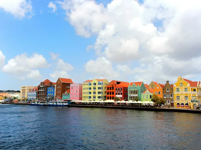 De kleurrijke gevels van de Handelskade in Willemstad, Curaçao