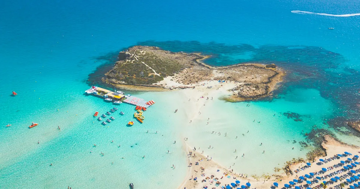 Luchtfoto van Nissi Beach bij Ayia Napa met turquoise zee
