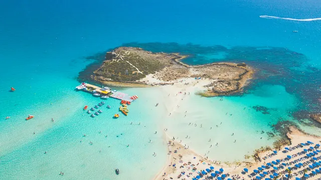 Luchtfoto van Nissi Beach bij Ayia Napa met turquoise zee en wit zand