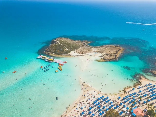 Luchtfoto van Nissi Beach bij Ayia Napa met turquoise zee