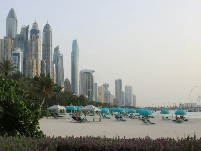 Strand van Dubai Marina met wolkenkrabbers en het reuzenrad Ain Dubai