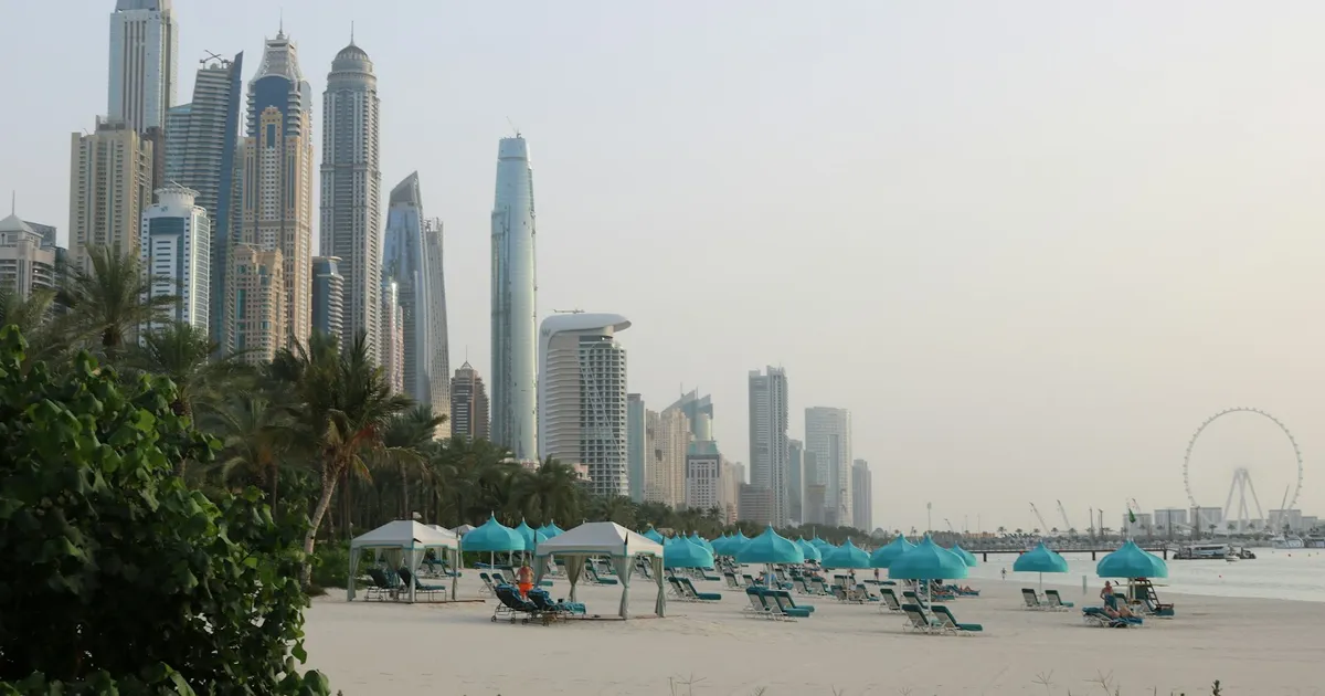 Strand van Dubai Marina met wolkenkrabbers en het reuzenrad Ain Dubai