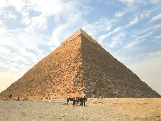 De piramide van Chefren in Gizeh onder een blauwe lucht met wolken
