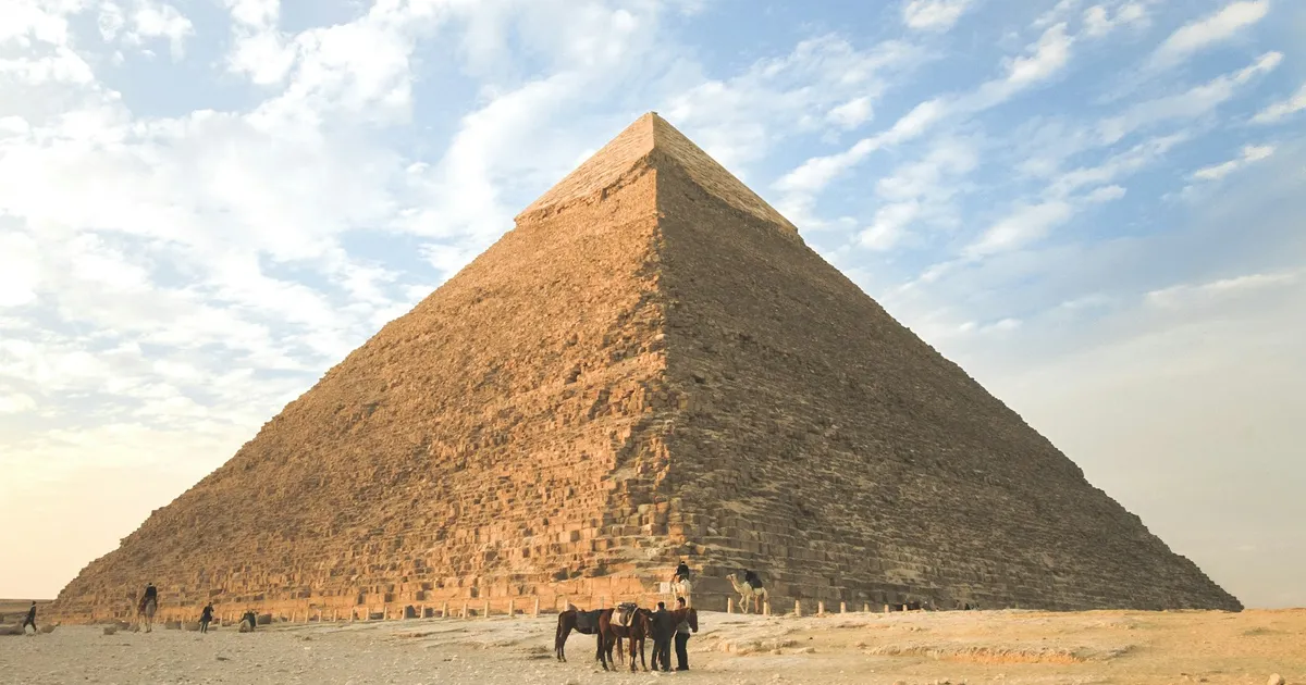 De piramide van Chefren in Gizeh onder een blauwe lucht met wolken