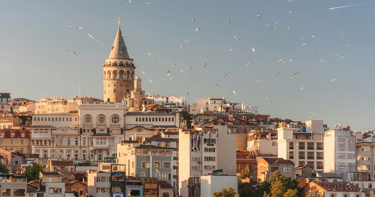 De Galatatoren boven de daken van Istanbul in avondlicht