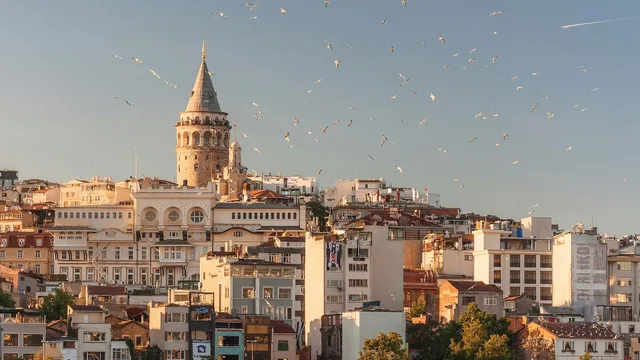 De Galatatoren boven de daken van Istanbul in avondlicht