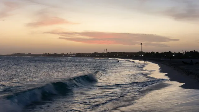 Breed licht zandstrand op Kaapverdië met turquoise oceaan