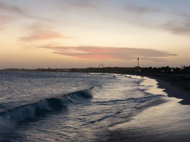 Het lange zandstrand van Santa Maria op Sal in de avondzon