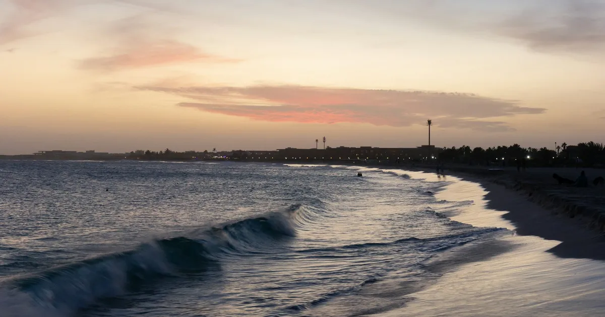 Het lange zandstrand van Santa Maria op Sal in de avondzon