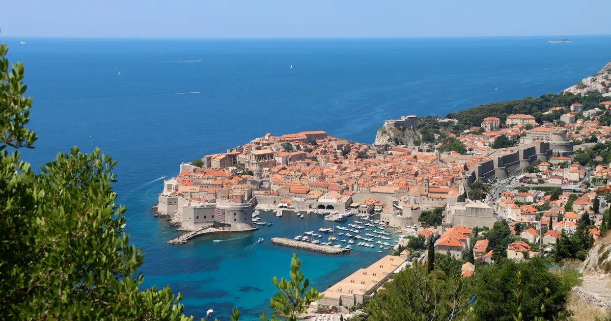 De ommuurde oude stad van Dubrovnik aan de blauwe Adriatische Zee