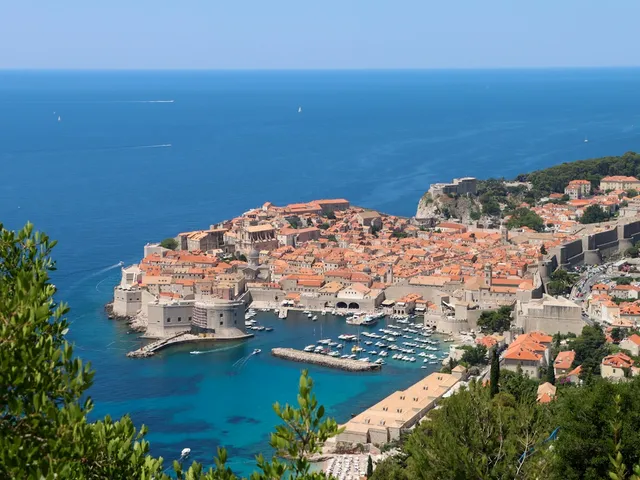 De ommuurde oude stad van Dubrovnik aan de blauwe Adriatische Zee