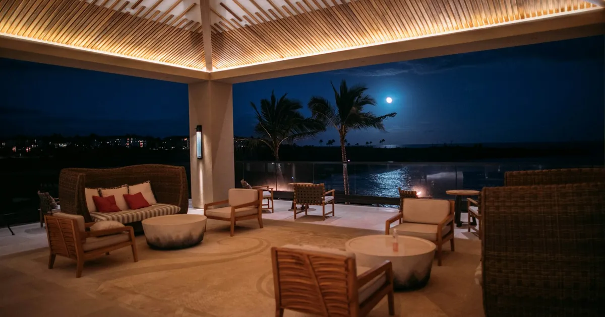 Sfeervol verlicht loungeterras van een resort in de avond
