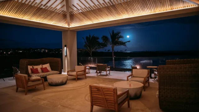 Sfeervol verlicht loungeterras van een resort in de avond