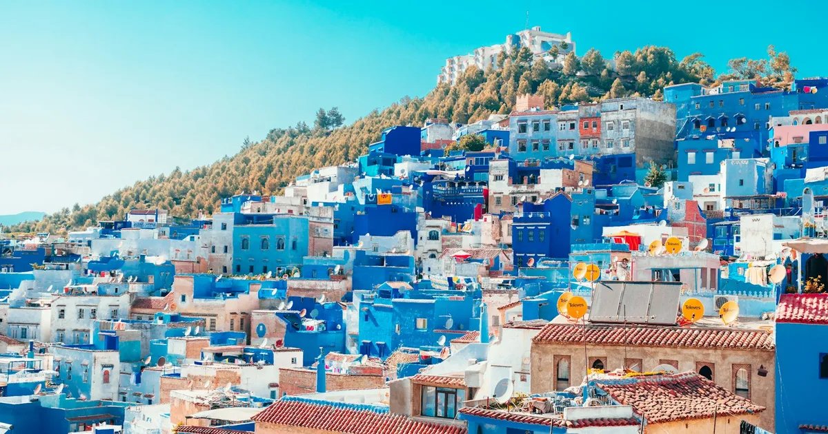 De blauwgeschilderde huizen van Chefchaouen tegen een berghelling
