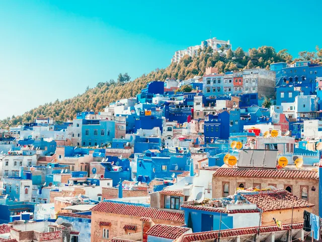 De blauwgeschilderde huizen van Chefchaouen tegen een berghelling