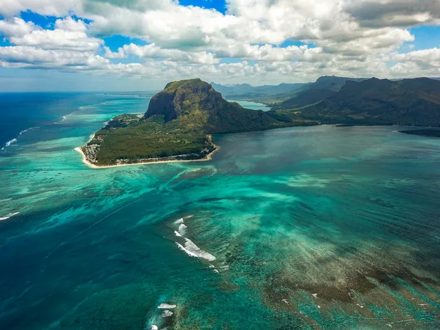 Luchtfoto van de berg Le Morne en het turquoise rif van Mauritius