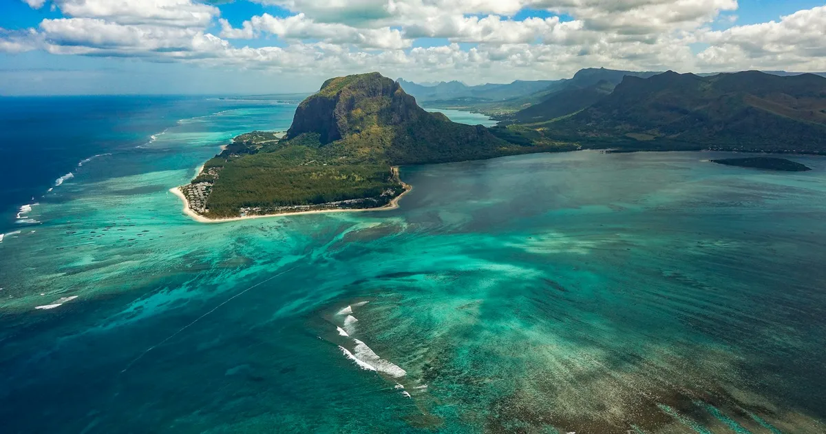 Luchtfoto van de berg Le Morne en het turquoise rif van Mauritius