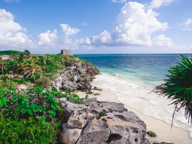Maya-tempel van Tulum op de klif boven de turquoise Caribische Zee