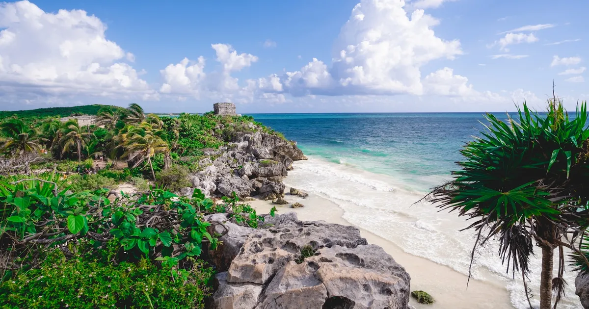 Maya-tempel van Tulum op de klif boven de turquoise Caribische Zee