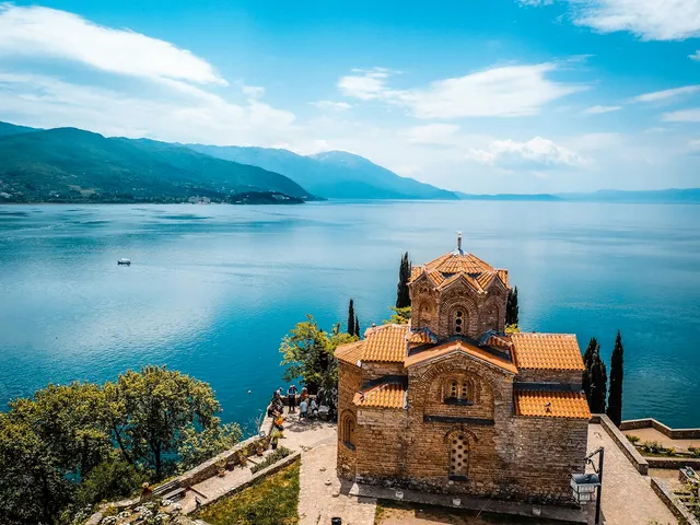 Het kerkje van Sveti Jovan Kaneo boven het blauwe Meer van Ohrid