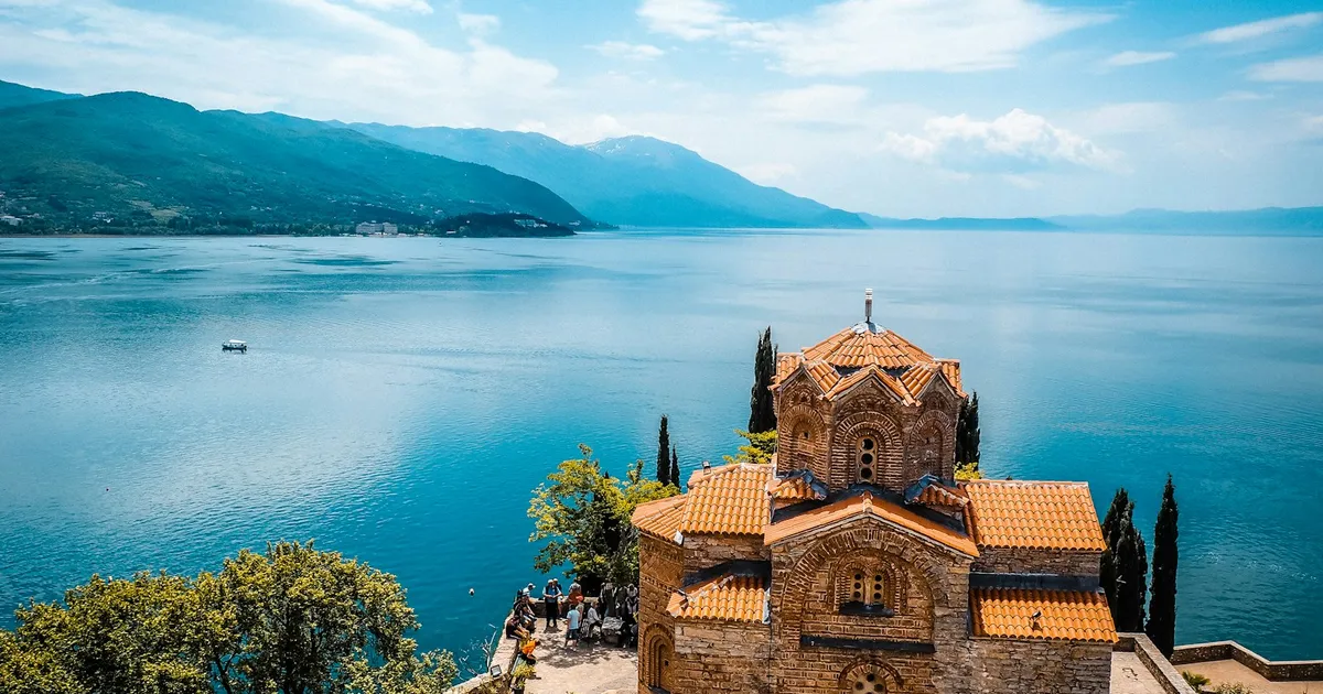Het kerkje van Sveti Jovan Kaneo boven het blauwe Meer van Ohrid