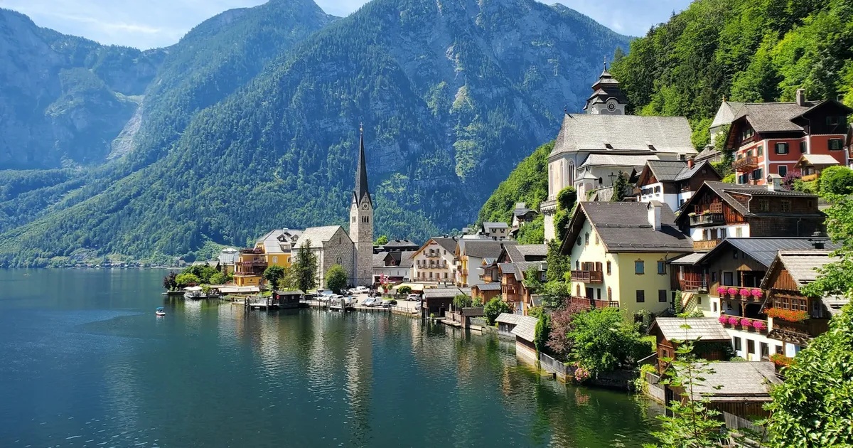 Hallstatt aan het meer in de zomer met bergen op de achtergrond