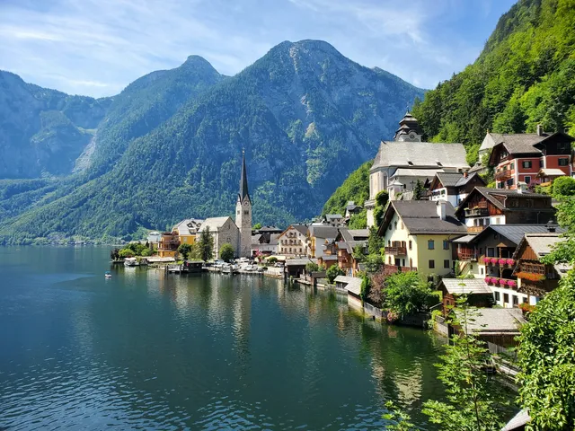Hallstatt aan het meer in de zomer met bergen op de achtergrond