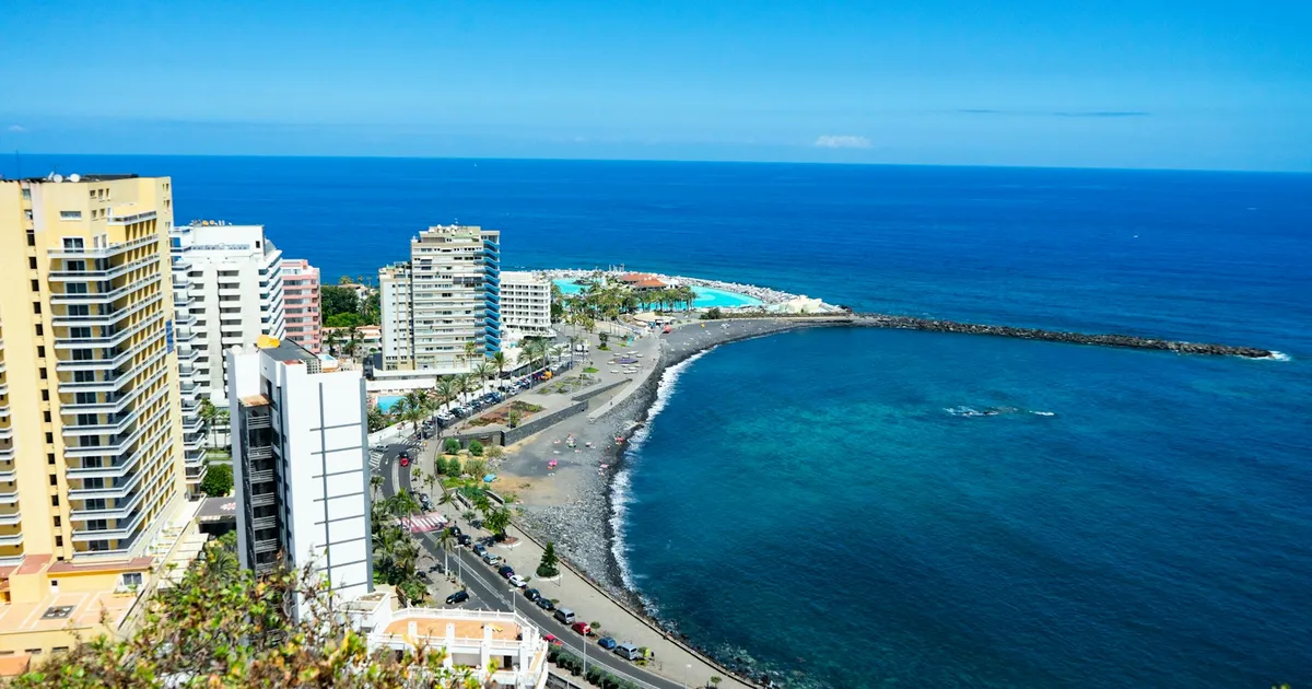 Kustlijn van Puerto de la Cruz op Tenerife met diepblauwe zee