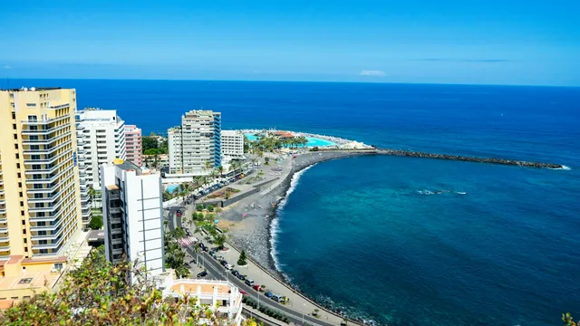 Kustlijn van Puerto de la Cruz op Tenerife met diepblauwe zee