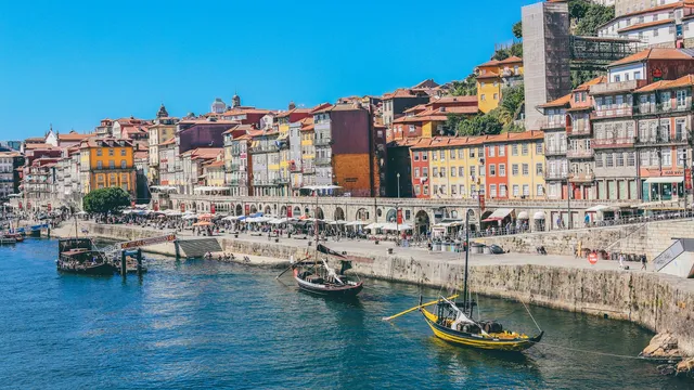De kleurrijke huizen van de Ribeira in Porto aan de rivier de Douro