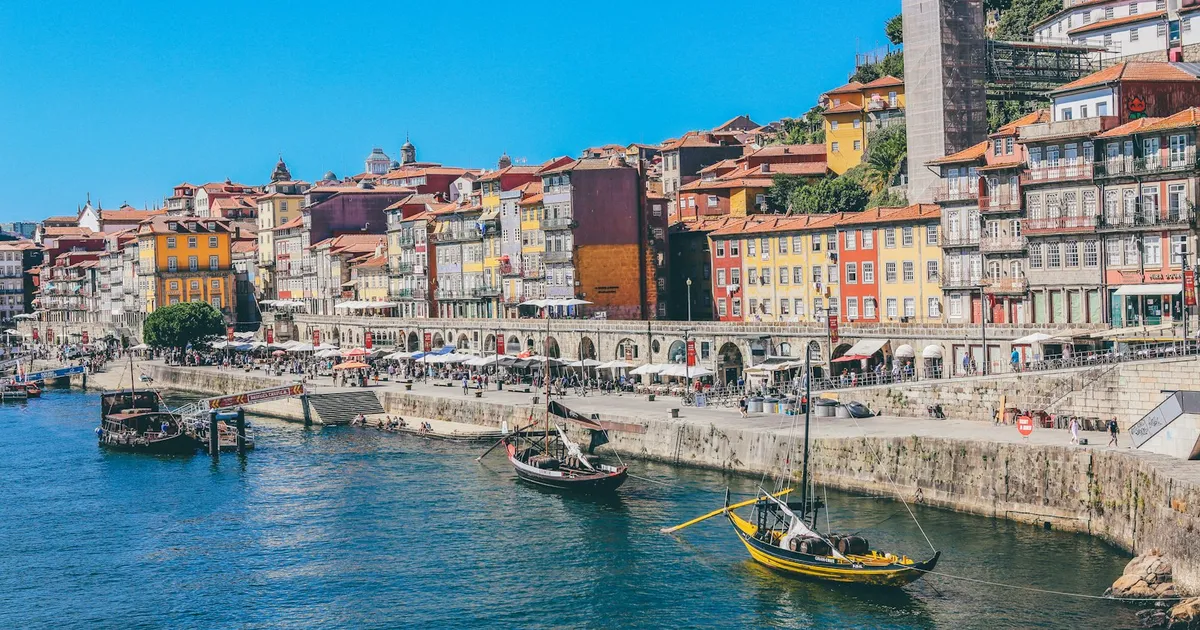 De kleurrijke huizen van de Ribeira in Porto aan de rivier de Douro