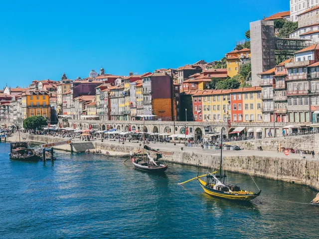 De kleurrijke huizen van de Ribeira in Porto aan de rivier de Douro