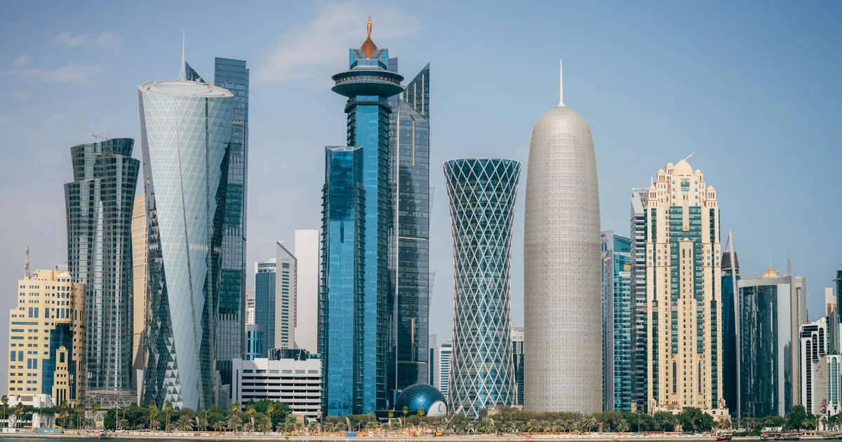 De skyline van West Bay in Doha gezien vanaf de Corniche