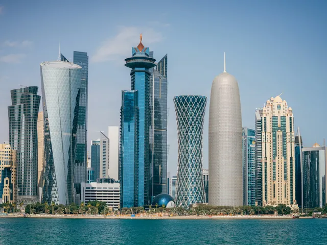 De skyline van West Bay in Doha gezien vanaf de Corniche