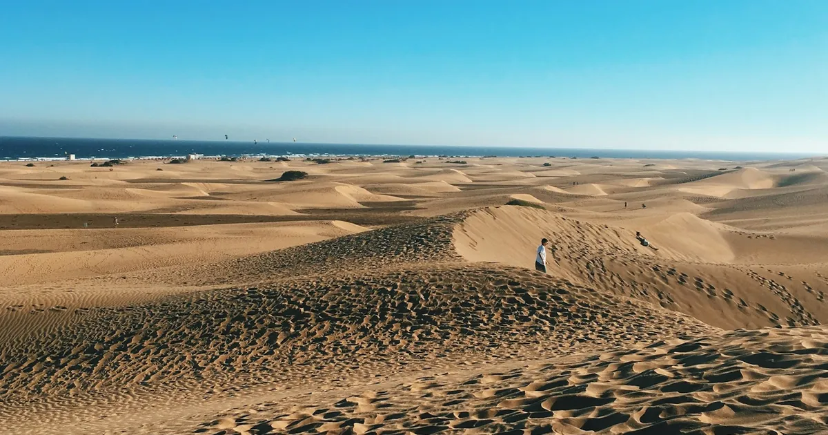 De zandduinen van Maspalomas met de oceaan aan de horizon