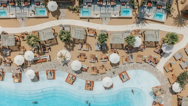 Zwembad van een resort in Hurghada met palmen en de Rode Zee op de achtergrond